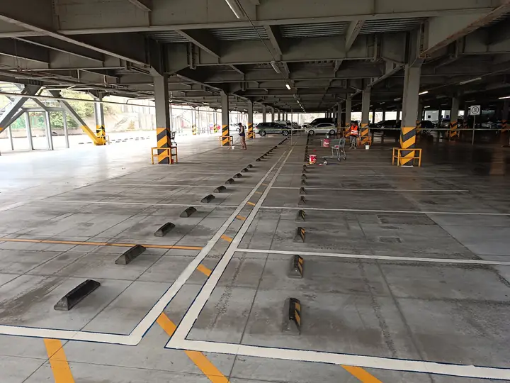 Balizamiento y señalización de cajones en estacionamiento de Walmart / Sam's Club — foto 2 de 5