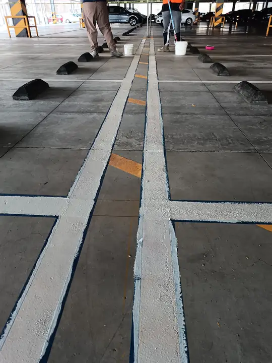 Balizamiento y señalización de cajones en estacionamiento de Walmart / Sam's Club — foto 4 de 5