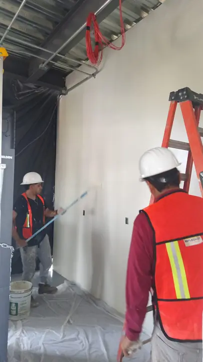 Instalación de plafones y pintura dieléctrica en estación del Cablebús Línea 3 — foto 2 de 5