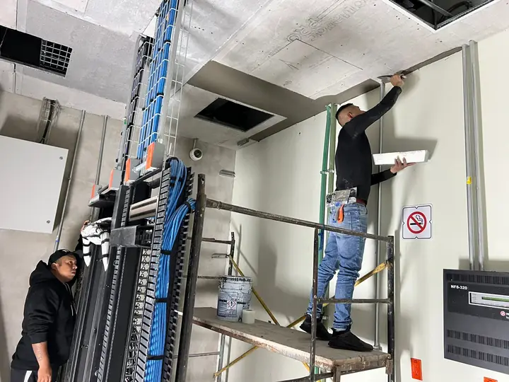 Instalación de plafones y pintura dieléctrica en estación del Cablebús Línea 3 — foto 3 de 5