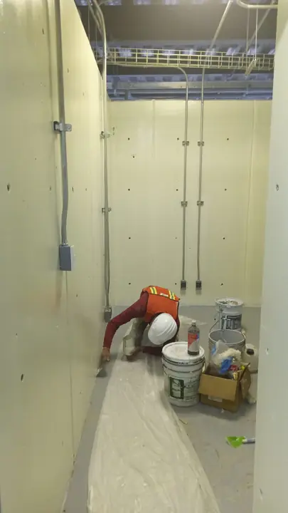 Instalación de plafones y pintura dieléctrica en estación del Cablebús Línea 3 — foto 5 de 5