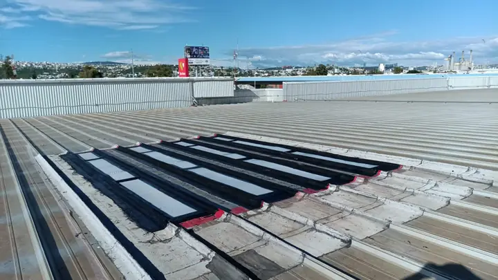 Sustitución de domos de acrílico en cubierta metálica — foto 1 de 6