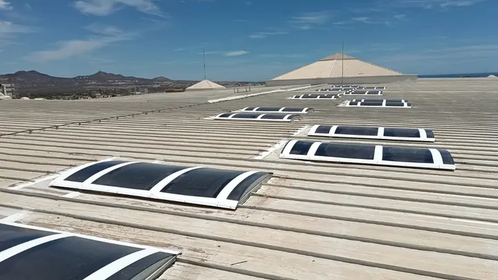 Domos nuevos de policarbonato celular instalados en cubierta metálica — foto 1 de 7