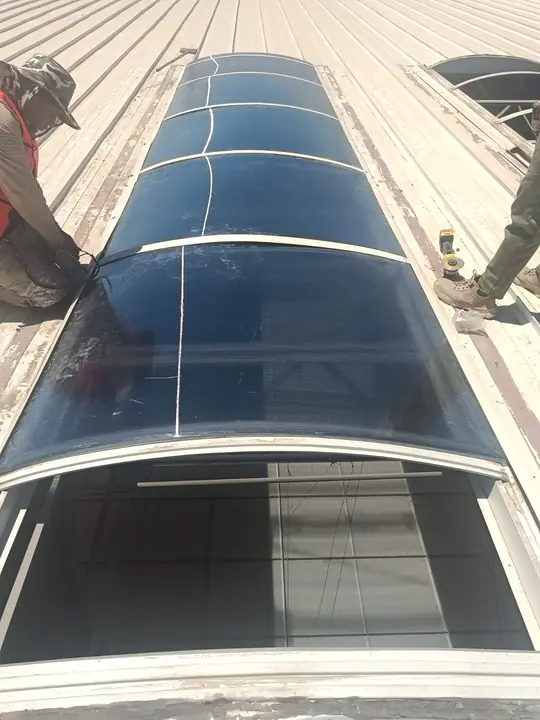Domos nuevos de policarbonato celular instalados en cubierta metálica — foto 6 de 7