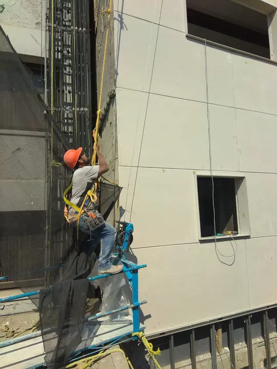 Colocación de cempanel en fachada de edificio de departamentos de 12 niveles — foto 1 de 2