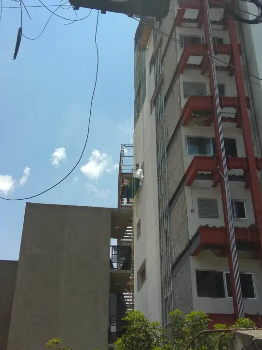 Colocación de cempanel en fachada de edificio de departamentos de 12 niveles — foto 2 de 2