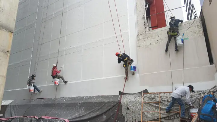 Trabajos en altura para sellar grietas y pintar fachada de edificio en Interlomas — foto 1 de 5