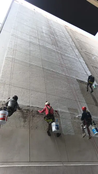 Trabajos en altura para sellar grietas y pintar fachada de edificio en Interlomas — foto 2 de 5