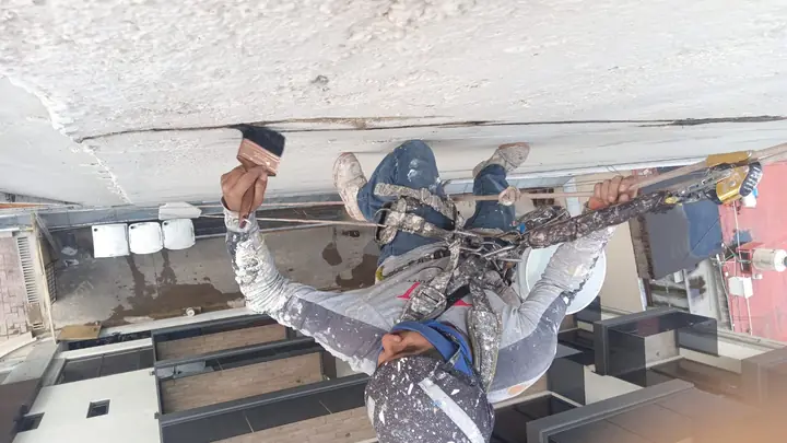 Trabajos en altura para sellar grietas y pintar fachada de edificio en Interlomas — foto 3 de 5