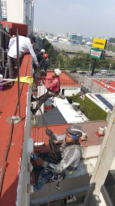 Trabajos en altura para sellar grietas y pintar fachada de edificio en Interlomas — foto 4 de 5