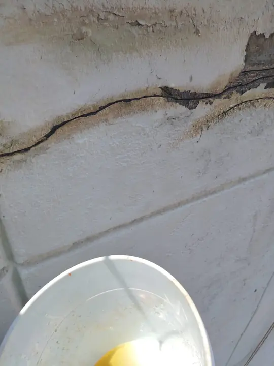 Trabajos en altura para sellar grietas y pintar fachada de edificio en Interlomas — foto 5 de 5