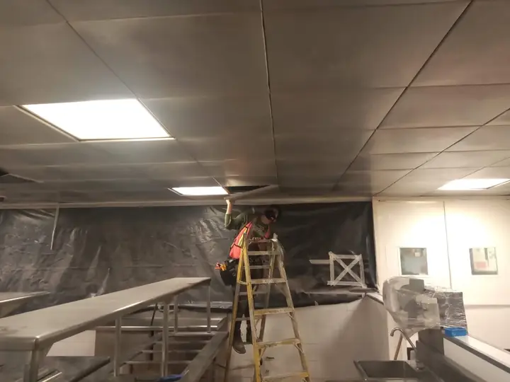Colocación de plafones modulares y mantenimiento de oficinas de GNP Seguros — foto 3 de 5