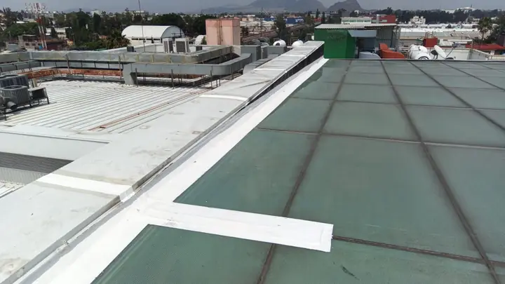 Impermeabilización del perímetro de domo en plaza comercial Patio Lomas Estrella — foto 1 de 5