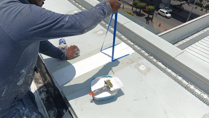 Impermeabilización del perímetro de domo en plaza comercial Patio Lomas Estrella — foto 3 de 5