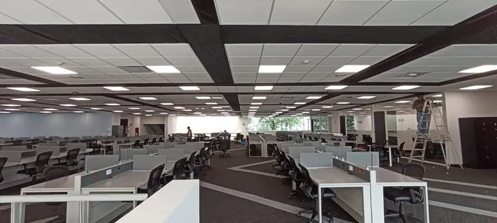 Remodelación de oficinas con plafón y acabados en el edificio Huawei, Santa Fe — foto 2 de 6