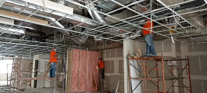 Remodelación de oficinas con plafón y acabados en el edificio Huawei, Santa Fe — foto 4 de 6