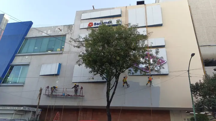 Reparación y pintura de fachada en Plaza Pabellón Cuauhtémoc — foto 1 de 6