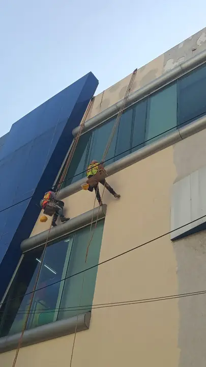 Reparación y pintura de fachada en Plaza Pabellón Cuauhtémoc — foto 3 de 6