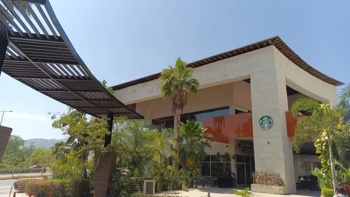 Reparación de fachada con acabado de cantera Galarza en Plaza Península Vallarta — foto 1 de 6