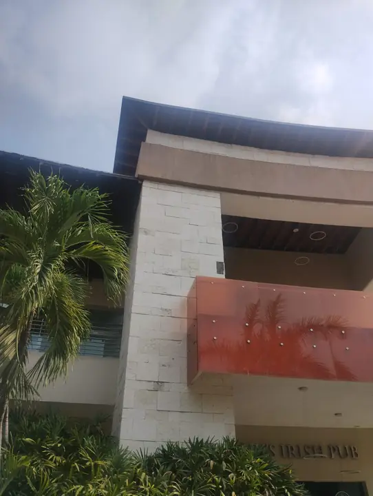 Reparación de fachada con acabado de cantera Galarza en Plaza Península Vallarta — foto 3 de 6