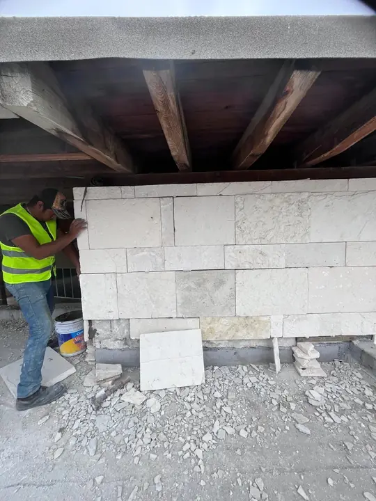 Reparación de fachada con acabado de cantera Galarza en Plaza Península Vallarta — foto 4 de 6
