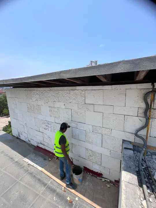 Reparación de fachada con acabado de cantera Galarza en Plaza Península Vallarta — foto 6 de 6