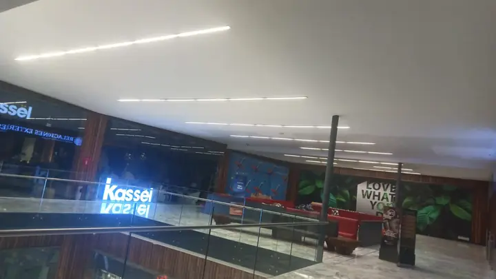 Reparación de plafones con iluminación lineal en pasillos de Plaza Samara, Santa Fe — foto 2 de 5