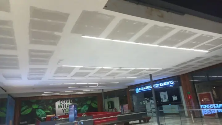 Reparación de plafones con iluminación lineal en pasillos de Plaza Samara, Santa Fe — foto 3 de 5