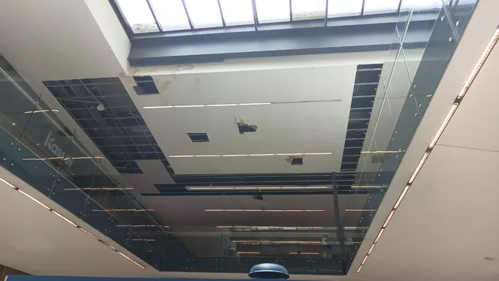 Reparación de plafones con iluminación lineal en pasillos de Plaza Samara, Santa Fe — foto 4 de 5