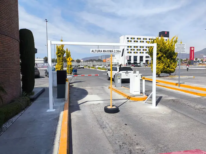 Reductor de altura y protección metálica para máquina boletera en plaza Patio — foto 1 de 6