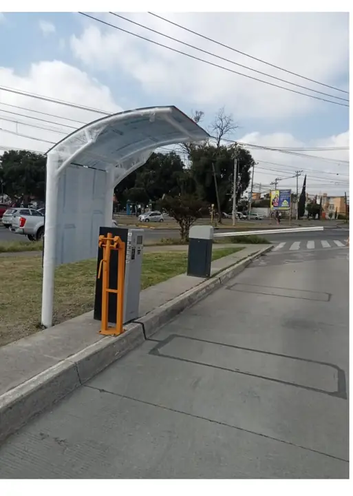 Reductor de altura y protección metálica para máquina boletera en plaza Patio — foto 2 de 6