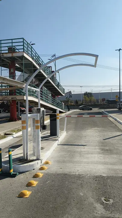 Reductor de altura y protección metálica para máquina boletera en plaza Patio — foto 3 de 6