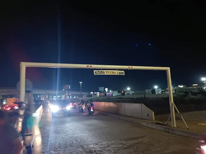 Reductor de altura y protección metálica para máquina boletera en plaza Patio — foto 4 de 6