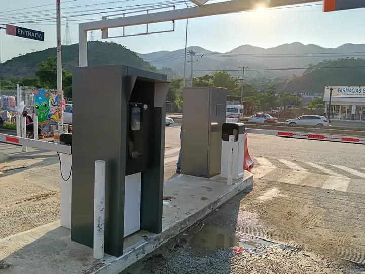 Reductor de altura y protección metálica para máquina boletera en plaza Patio — foto 6 de 6