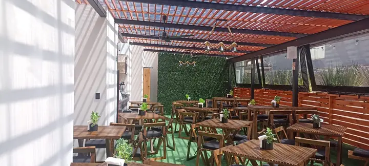 Construcción de restaurante con pérgola de madera y estructura metálica en La Magdalena Contreras — foto 2 de 6