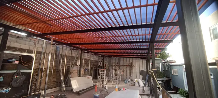 Construcción de restaurante con pérgola de madera y estructura metálica en La Magdalena Contreras — foto 3 de 6