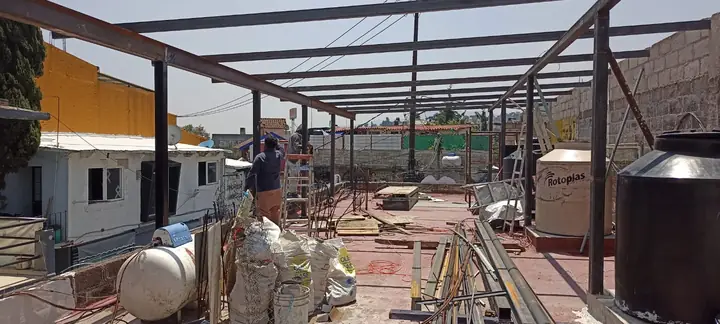 Construcción de restaurante con pérgola de madera y estructura metálica en La Magdalena Contreras — foto 6 de 6